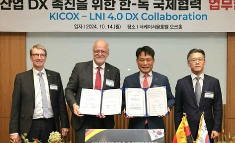 한국산업단지공단은 독일의 LNI 4.0과 지난 14일 서울 양재동 더케이호텔에서 산업데이터 생태계 조성 관련 국제협력 협약을 체결했다. 왼쪽부터 마르쿠스 헤스 독일연방경제 기후보호부 국장, 토마스 한 LNI 4.0 대표, 이상훈 한국산업단지공단 이사장, 오승철 산업통상자원부 산업기반실장. [산업단지공단 제공]