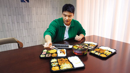배우 이장우가 세븐일레븐 편의점 도시락 메뉴를 직접 맛보고 있다. [본인 제공]