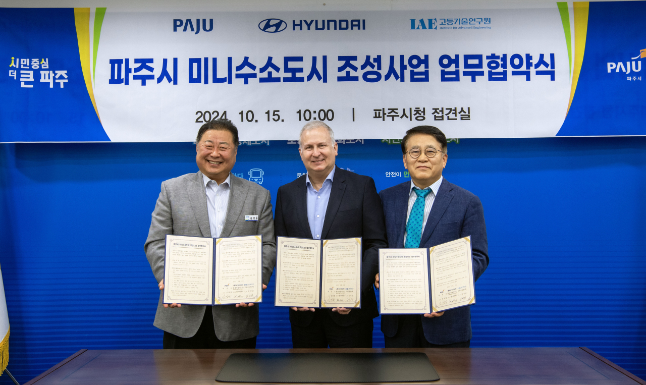 김경일(왼쪽부터) 파주시장, 켄 라미레즈 현대자동차 글로벌상용&수소사업본부장, 김진균 고등기술연구원장이 15일 ‘파주시 미니 수소도시 조성사업 업무협약식’에서 기념촬영을 하고 있다.