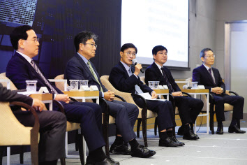 14일 한경협 초청 특별대담에 참가한 이창양(왼쪽부터) 전 산업통상자원부 장관, 윤상직 전 산업통상자원부 장관, 이윤호 전 지식경제부 장관, 성윤모 전 산업통상자원부 장관, 이종호 전 과학기술통신부 장관 [한경협 제공]