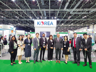 농림축산식품부와 코트라 관계자들이 지난 7~13일(현지시간) UAE, 쿠웨이트, 사우디아라비아에서 진행된 ‘케이(K)-스마트팜 로드쇼’에서 기념촬영을 하고 있다. [농림축산식품부 제공]