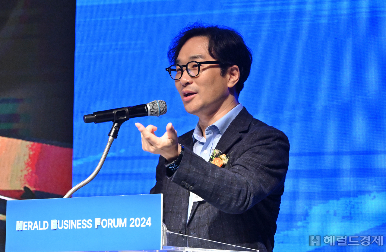 정기현 LG전자 플랫폼사업센터 부사장 겸 플랫폼사업센터장이 15일 오전 서울 중구 신라호텔 다이너스티홀에서 열린 헤럴드 기업포럼 2024에서 ‘공감지능에 미래를 더한 AI 홈’의 주제로 강연을 하고 있다. 임세준 기자
