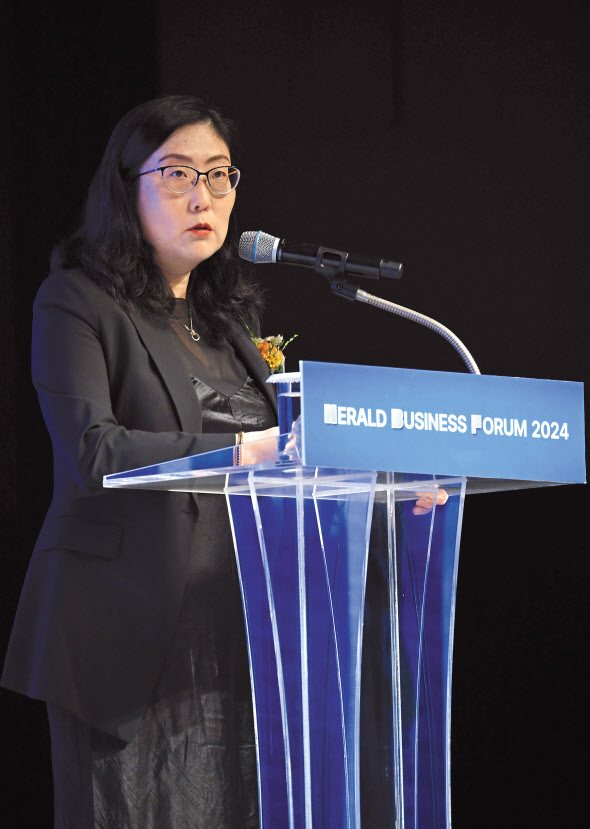 이수인 미국 워싱턴대학교 교수가 헤럴드 기업포럼 2024에서 ‘AI를 더 믿고 안전하게 쓸 수 있게, 설명 가능한 AI’를 주제로 기조연설을 하고 있다. 이상섭 기자