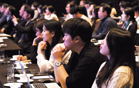 헤럴드 기업포럼 2024에서 참석자들이 이수인 미국 워싱턴대학교 교수의 강연을 듣고 있다. 임세준 기자