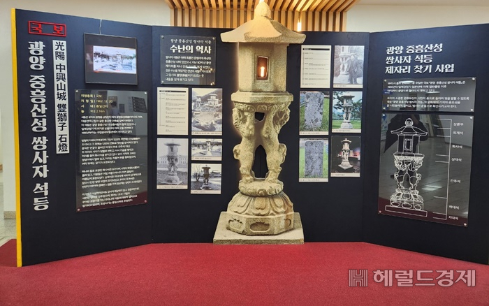 광양시청 로비에 전시된 중흥산성 쌍사자석등 모형. /박대성 기자.