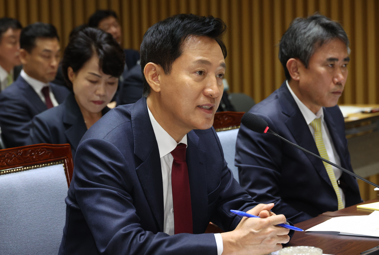 오세훈 서울시장이 15일 서울시청에서 열린 행정안전위원회 국정감사에 출석, 의원 질의에 답변을 하고 있다. [연합]
