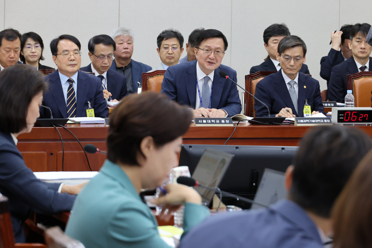 유홍림 서울대학교 총장이 15일 오전 국회에서 열린 교육위원회의 서울대학교 등에 대한 국정감사에서 위원 질의에 답하고 있다.[연합]