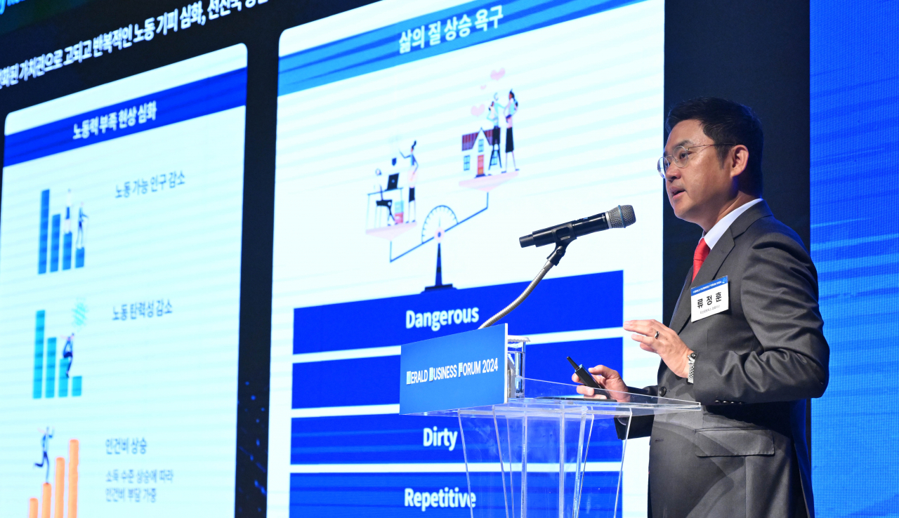 류정훈 두산로보틱스 대표이사가 15일 오전 서울 중구 신라호텔 다이너스티홀에서 열린 헤럴드 기업포럼 2024에서 ‘협동로봇의 현재와 다가올 미래’의 주제로 강연을 하고 있다. 임세준 기자