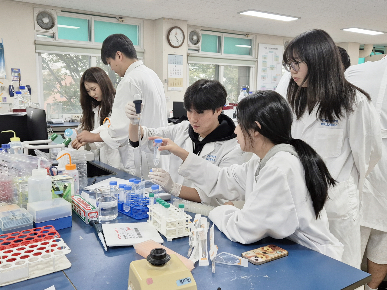 한국폴리텍대학 바이오캠퍼스 바이오배양공정과 ‘롯데반’ 학생들이 세포 배양액에서 단백질 분리정제를 진행하기 위해 단백질 함량 분석 실습을 진행 중이다. [한국폴리텍대학 제공]