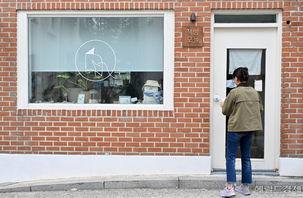 한국인 최초로 노벨 문학상을 수상하게 된 한강 작가가 수상 기념 기자회견을 하지 않겠다고 밝혔다. 14일 오전 서울 종로구 한강 작가의 서점 책방오늘의 문이 굳게 닫혀 있다. [사진=임세준 기자/jun@]