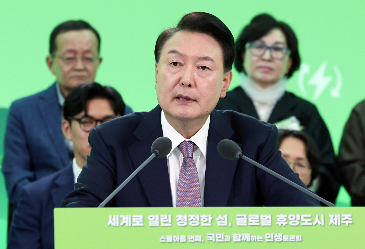 윤석열 대통령이 15일 제주특별자치도 제주국제자유도시개발센터에서 '세계로 열린 청정한 섬, 글로벌 휴양도시 제주'를 주제로 열린 스물아홉 번째 '국민과 함께하는 민생토론회'에서 발언하고 있다. [연합]