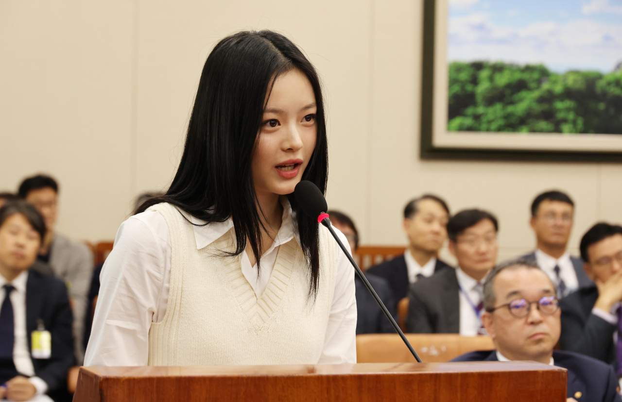 뉴진스 하니가 15일 서울 여의도 국회에서 열린 환경노동위원회 국정감사에서 의원들의 질의에 답하고 있다. [연합]