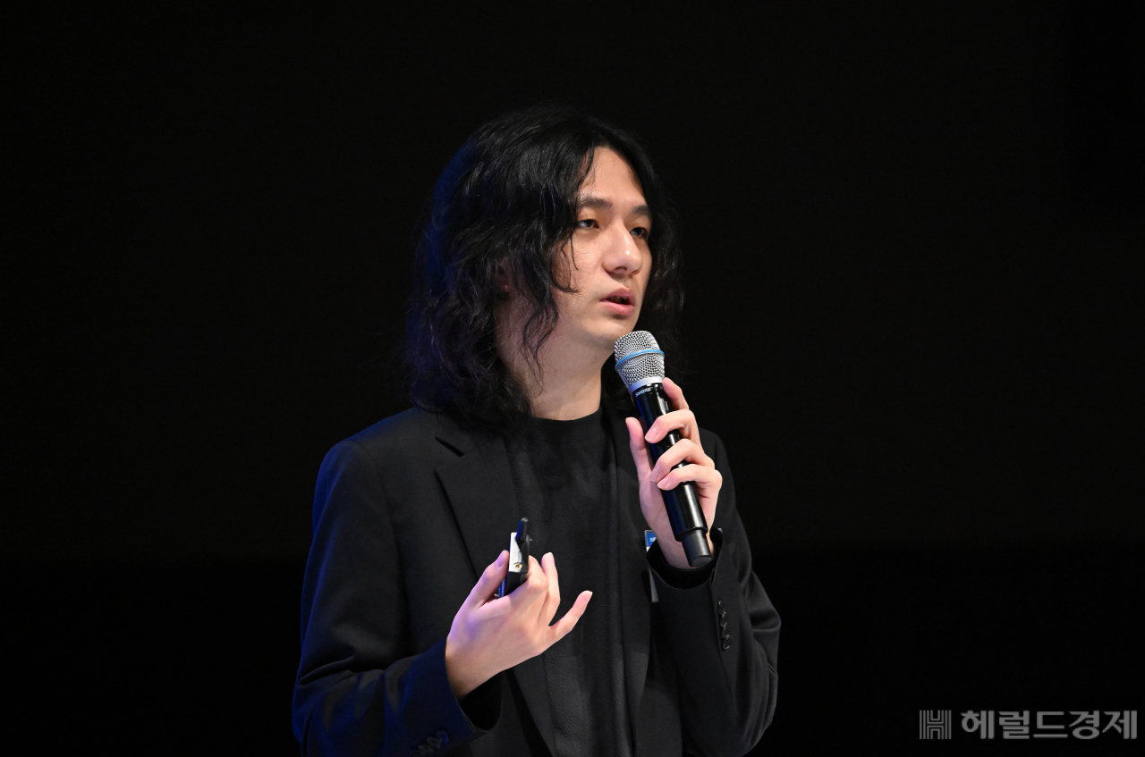 권한슬 ㈜스튜디오 프리윌루전 대표이사가 15일 오후 서울 중구 신라호텔 다이너스티홀에서 열린 헤럴드 기업포럼 2024에서 ‘K-콘텐츠 업계의 AI활용 사례 및 향후 미래’의 주제로 강연을 하고 있다. 임세준 기자