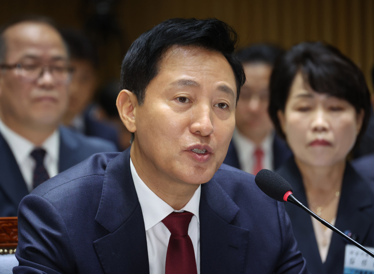 오세훈 서울시장이 15일 서울시청에서 열린 행정안전위원회 국정감사에 출석, 의원 질의에 답변을 하고 있다. [연합]