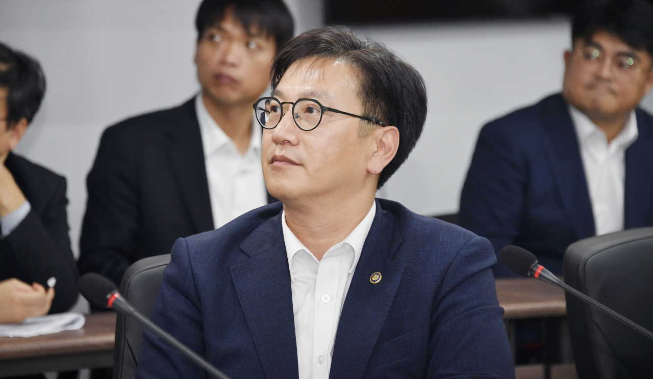 김범석 기획재정부 차관이 15일 오후 용인시 소재 SK하이닉스 용인 반도체 일반산단에서 열린 '투자 익스프레스 회의'를 주재, 모두발언을 하고 있다. [기획재정부 제공]