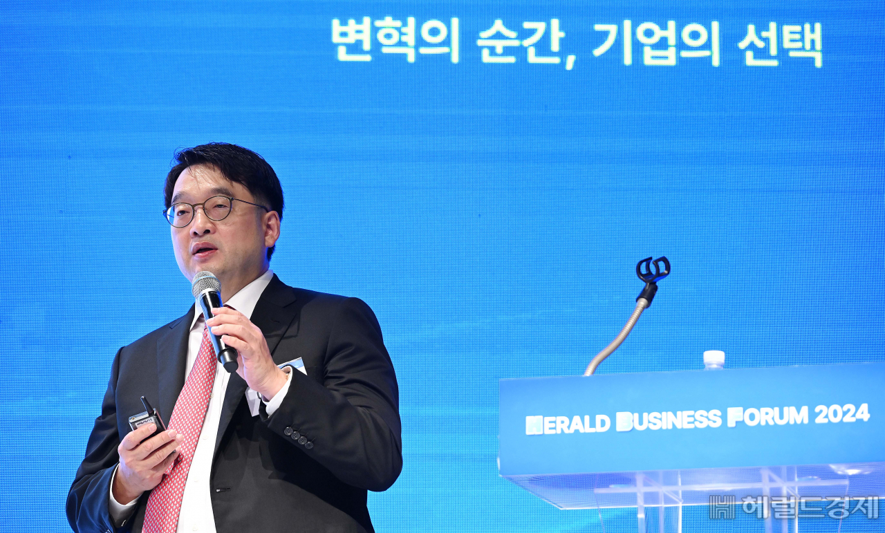 이우현 OCI홀딩스㈜ 회장이 15일 오후 서울 중구 신라호텔 다이너스티홀에서 열린 헤럴드 기업포럼 2024에서 ‘글로벌 에너지 산업의 동향과 전망’의 주제로 강연을 하고 있다. 이상섭 기자