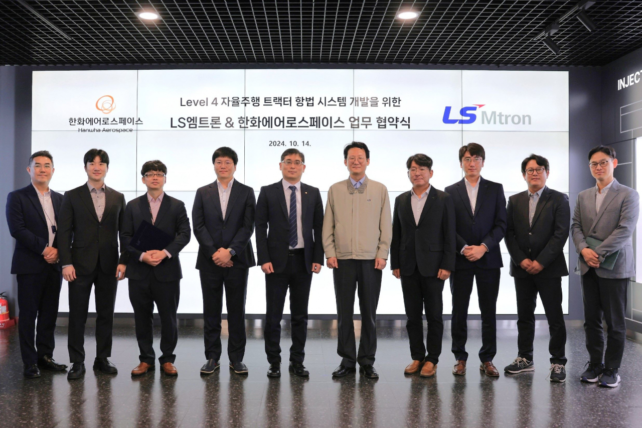 이상민(오른쪽 다섯번째) LS엠트론 트랙사업본부장을 비롯한 관계자들이 업무협약 체결식에서 기념촬영을 하고 있다. [LS엠트론 제공]