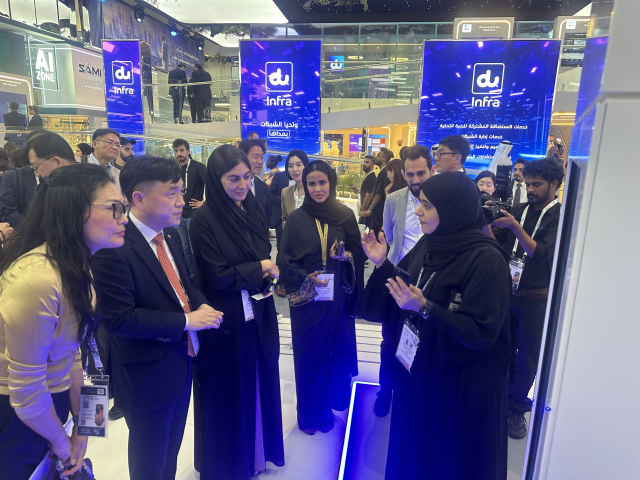 지난 14일(현지 시간) UAE 두바이 GITEX 글로벌 행사장 내 UAE 아부다비 정부역량강화부 부스에서 정부의 주요 서비스를 디지털화한 디지털 슈퍼앱 설명을 듣고 있는 강도현 제2차관(왼쪽에서 두번째)과 정부역량강화부 고위관계자(왼쪽에서 세번째). [과기정통부 제공]