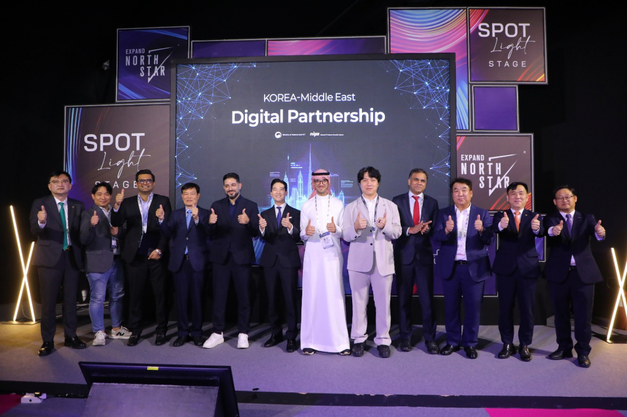 지난 14일(현지 시간) UAE 두바이 GITEX Expand North Star 행사장 내 스포트라이트 스테이지에서 개최된 2024 한·중동 디지털 파트너십 행사에서 수출계약 및 양해각서(MOU)에 참여한 국내 디지털 기업들과 강도현 제2차관(오른쪽에서 두번째). [과기정통부 제공]