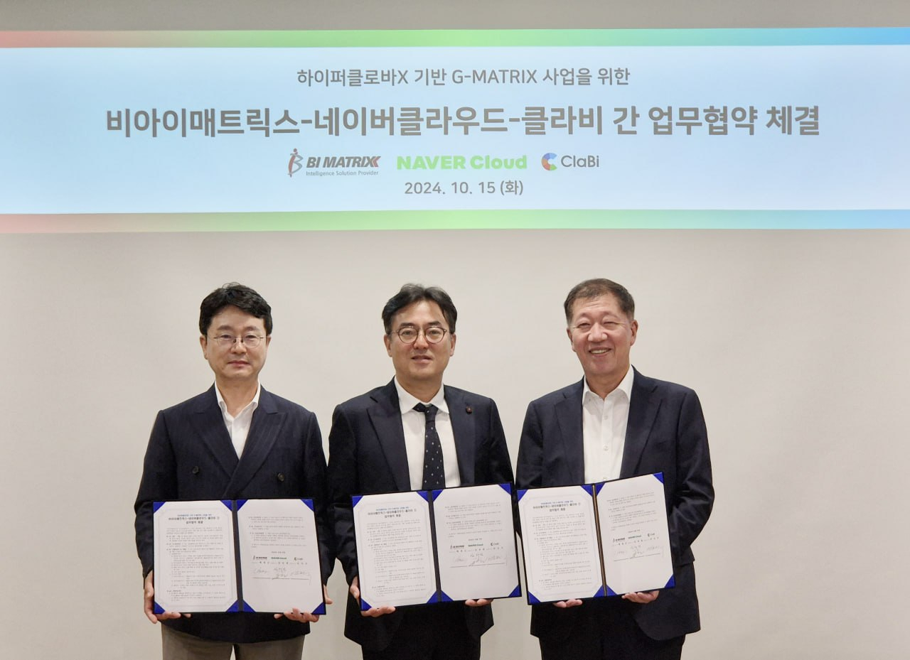 안인구(왼쪽부터) 클라비 대표이사, 임태건 네이버클라우드 전무이사, 배영근 비아이매트릭스 대표이사가 생성형 인공지능(AI) 기반 데이터 분석 서비스 사업을 위한 업무협약(MOU)을 체결한 후 기념 사진을 찍고 있다. [비아이매트릭스]