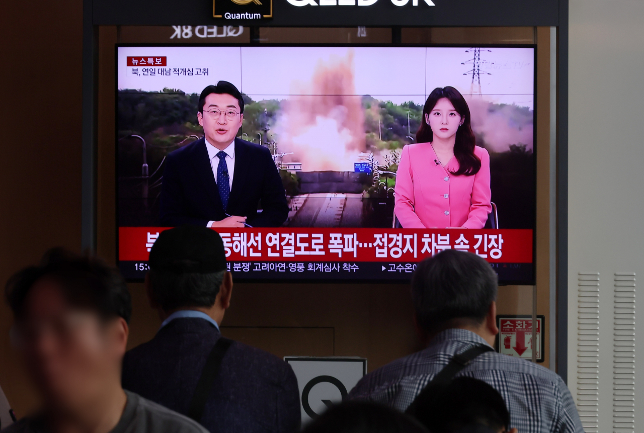 북한이 경의선·동해선 남북 연결도로 일부 구간을 폭파한 15일 서울역 대합실에서 시민들이 관련 뉴스를 지켜보고 있다. 연합뉴스