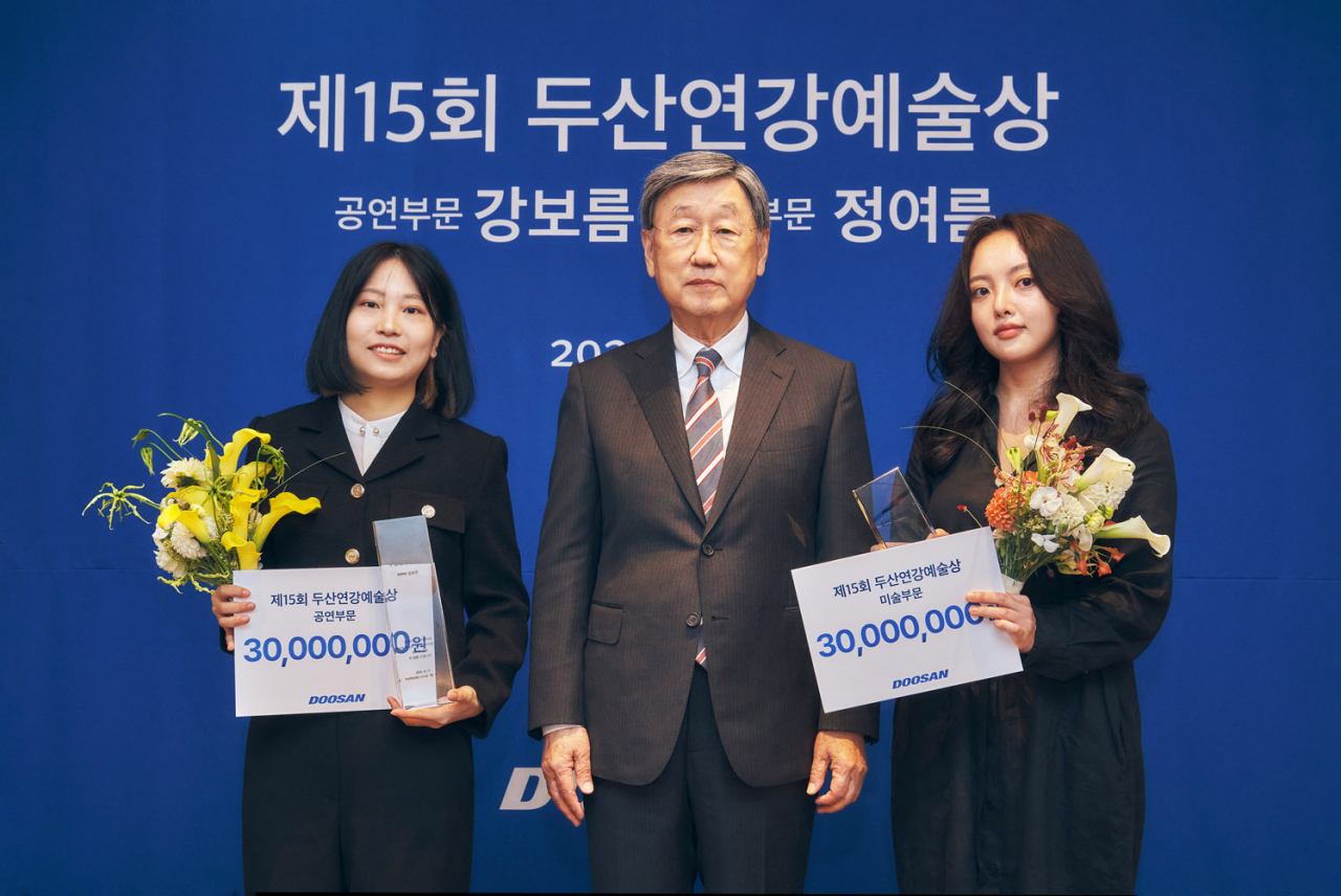 박용현(가운데) 두산연강재단 이사장이 지난 15일 서울 중구 롯데호텔에서 열린 제15회 두산연강예술상 시상식에서 공연부문 수상자 강보름(왼쪽) 연출가, 미술부문 수상자 정여름 작가와 기념촬영을 하고 있다. [두산 제공]