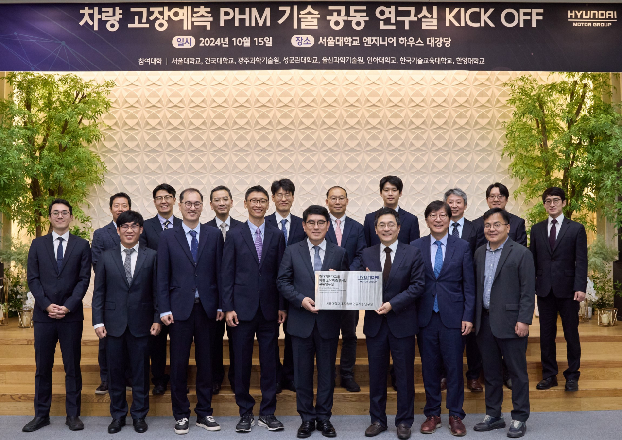 양희원(앞줄 왼쪽 다섯번째) 현대자동차·기아 R&D본부장(사장)과 윤병동(앞줄 왼쪽 여섯번째) 서울대 기계공학부 교수가 현판을 들고 기념 촬영을 하고 있다. [현대차그룹 제공]