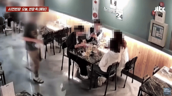 북 충주시의 한 호프집에서 안주를 고의로 테이블에 쏟아 엉망으로 만든 것도 모자라 업주를 협박한 여성 손님들의 모습이 포착됐다. (사진=JTBC '사건반장')