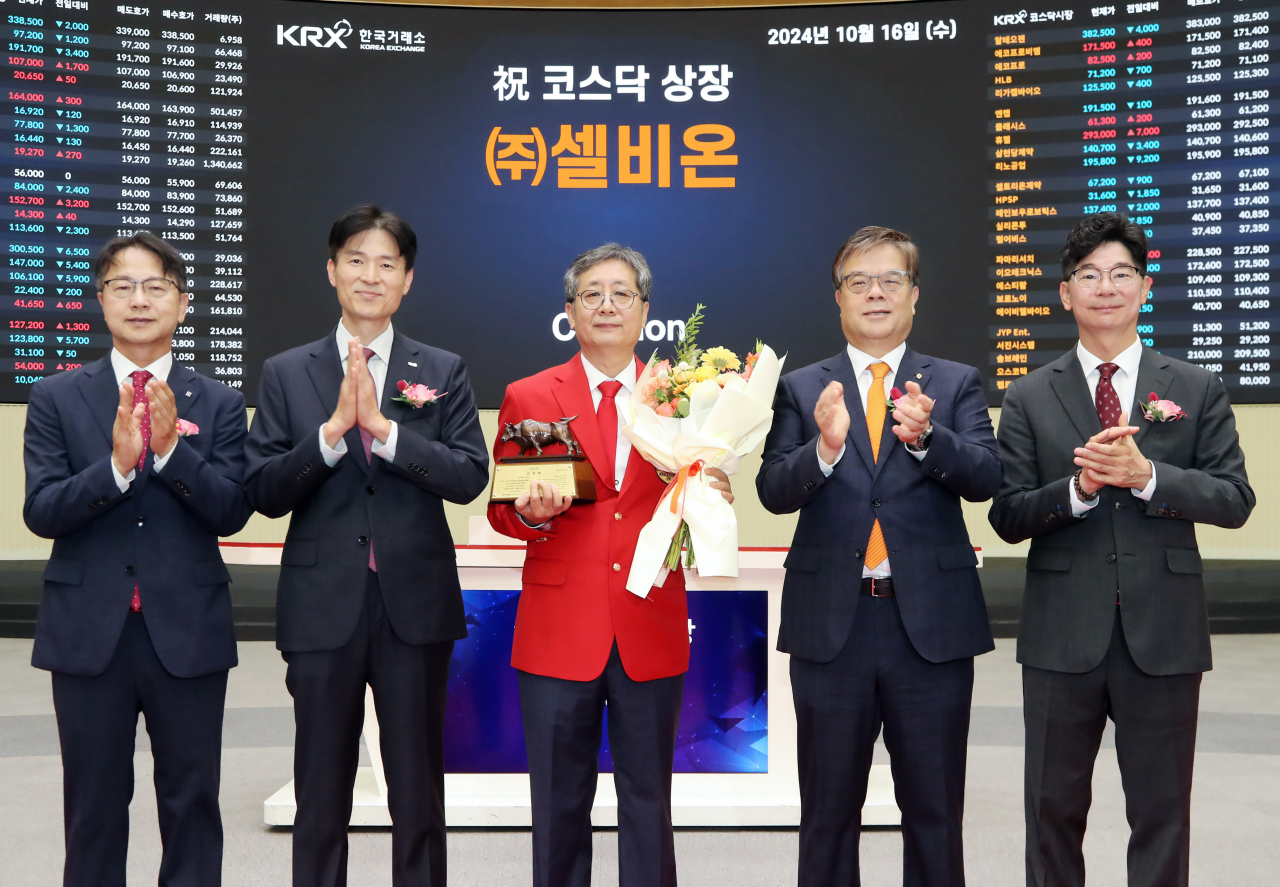 한국거래소 코스닥시장본부는 16일 서울사옥 홍보관에서 방사성의약품 신약개발(전립선암 치료제)등 의약품 제조업을 영위하는 셀비온의 코스닥시장 상장기념식을 개최했다.(왼쪽부터) 김대영 한국IR협의회 부회장, 민경욱 한국거래소 코스닥시장 본부장, 김권 셀비온 대표, 오익근 대신증권 대표, 김준만 코스닥협회 상무 [한국거래소 제공]