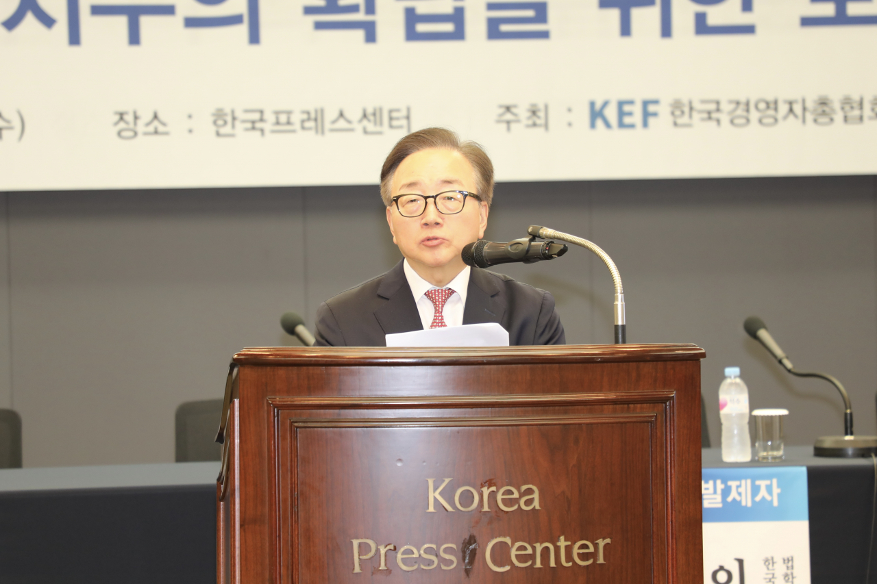 16일 서울 프레스센터에서 개최된 ‘산업현장 법치주의 확립을 위한 토론회’에서 이동근 한국경영자총협회 상근부회장이 개회사를 하고 있다. [경총 제공]