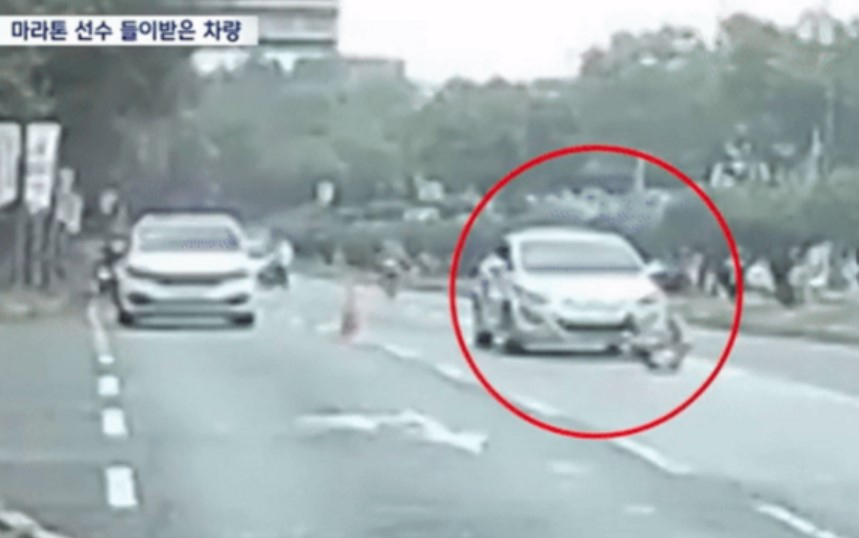 전국체전 하프마라톤 경기에서 달리던 선수가 70대 운전자가 몰던 차량에 치이는 사고가 발생했다. [MBC]