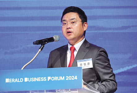 류정훈 두산로보틱스 대표이사가 헤럴드 기업포럼 2024에서 ‘협동로봇의 현재와 다가올 미래’를 주제로 강연을 하고 있다. 임세준 기자