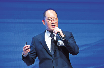 홍영호 LS머트리얼즈 대표가 헤럴드 기업포럼 2024에서 ‘전기화 시대의 새로운 솔루션, 울트라캐패시터’를 주제로 강연을 하고 있다. 임세준 기자
