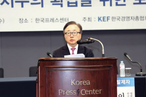 16일 ‘산업현장 법치주의 확립을 위한 토론회’에서 이동근 한국경영자총협회 상근부회장이 개회사를 하고 있다. [경총 제공]