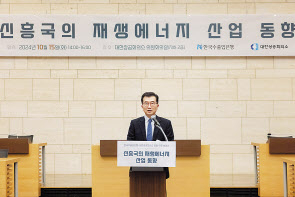 안종혁 수은 전무이사가 15일 서울 대한상공회의소에서 열린 ‘신흥국의 재생에너지 산업 동향’ 세미나에 참석해 환영사를 하고 있다. [한국수출입은행 제공]