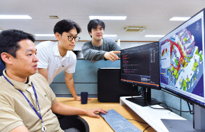현대자동차·기아 직원들이 프레스 금형 자동설계 시스템으로 설계된 도면을 확인하고 있다.