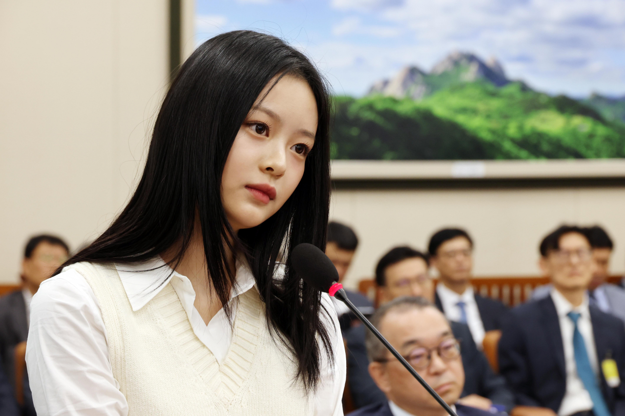 뉴진스 하니가 지난 15일 서울 여의도 국회에서 열린 환경노동위원회 국정감사에 참고인으로 출석해 의원 질의를 듣고 있다. [연합]