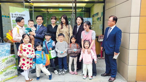 김문수 고용노동부 장관(둘째줄 왼쪽 세번째)이 16일 분당구에 위치한 판교세븐벤처밸리 어린이집을 찾아 ‘일하는 부모 간담회’에서 기념사진을 촬영하고 있다. [고용노동부 제공]