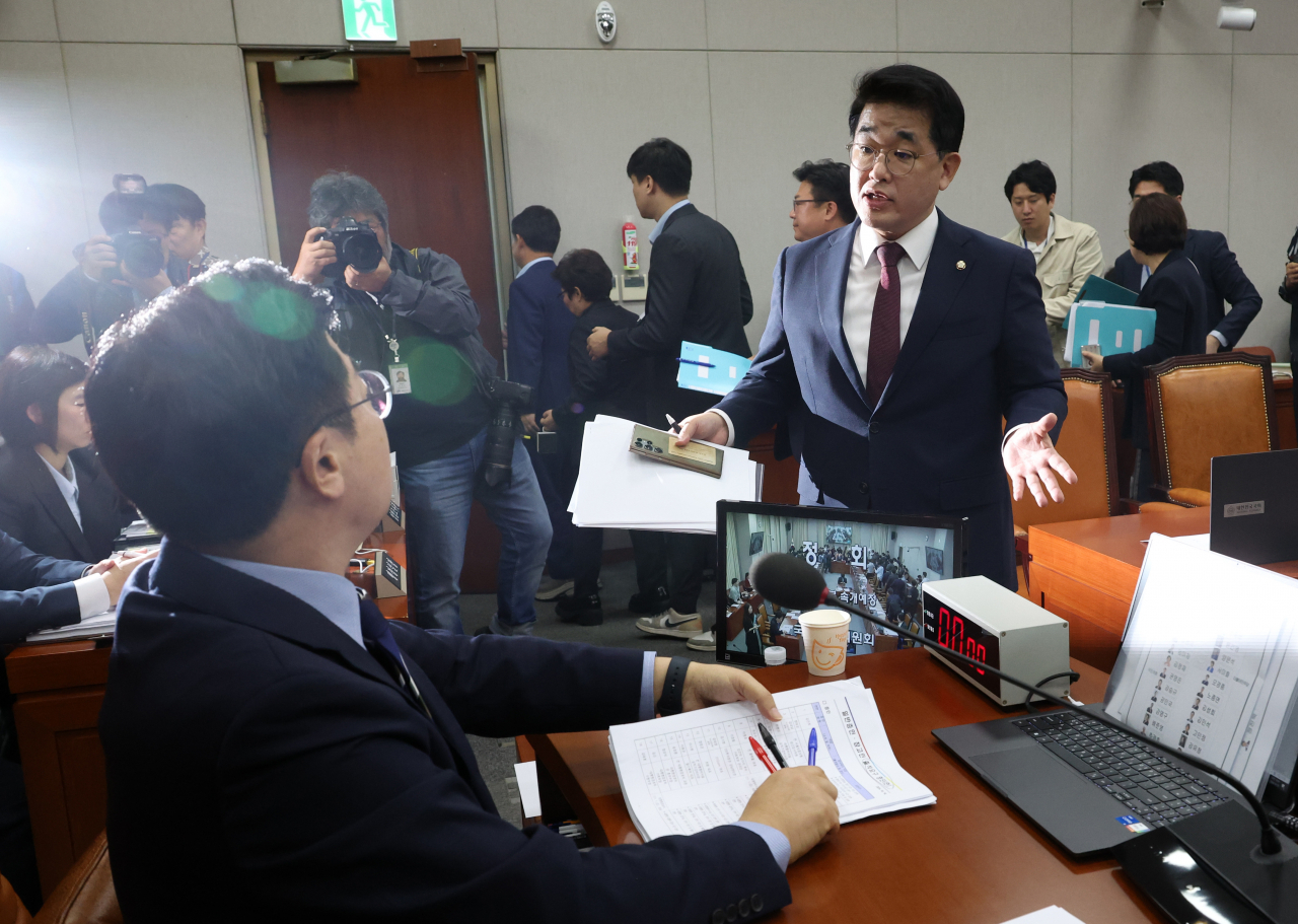 16일 국회에서 열린 운영위원회 전체회의. 국민의힘 간사인 배준영 의원 등이 증인 채택과 관련해 위원장인 더불어민주당 박찬대 원내대표에게 항의하고 있다. [연합]