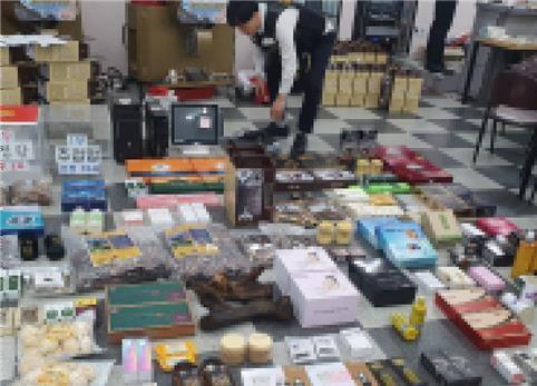 '떴다방'에서 판매한 각종 가공식품·건강기능식품. [제주도 자치경찰단]