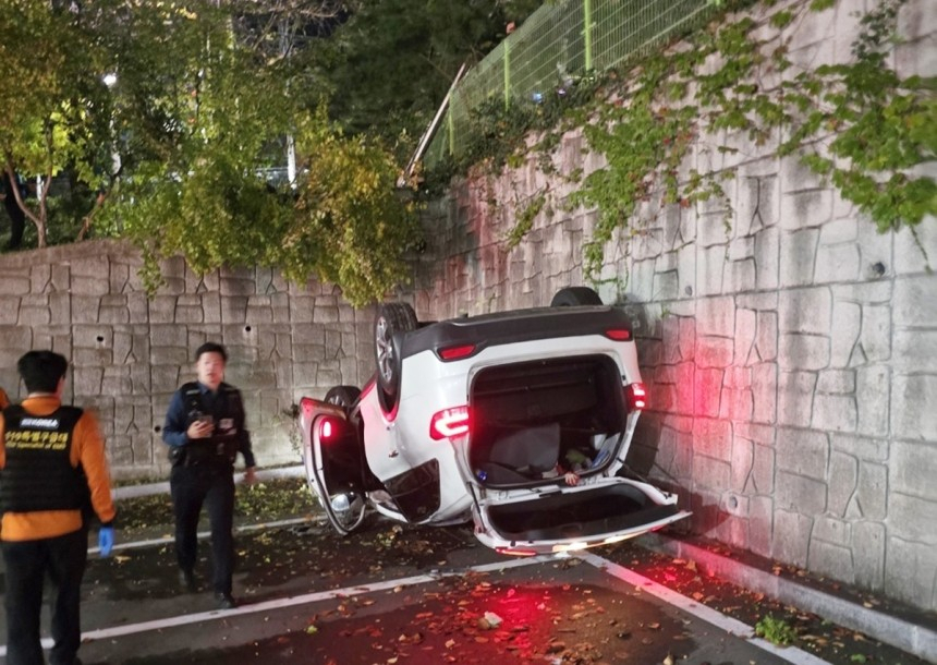 경찰청 울타리 뚫고 4m 추락한 車…음주운전이었다