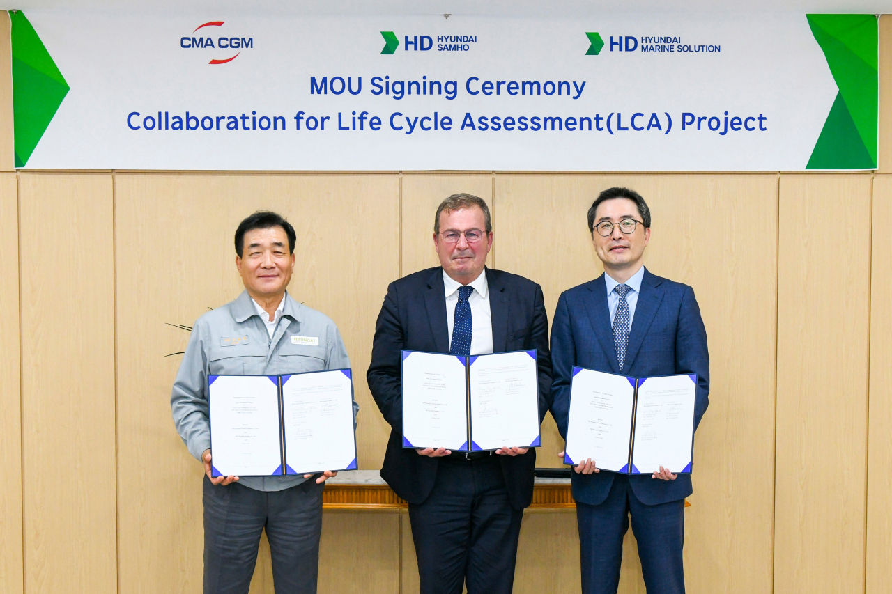 신현대(왼쪽부터) HD현대삼호 대표, 자비에 르클레르크 CMA-CGM 신조 책임자 부사장, 김정혁 HD현대마린솔루션 경영지원부문장(상무)이 ‘환경전과정평가(LCA) 산출을 위한 업무협약‘을 맺고 기념촬영을 하고 있다. [HD현대마린솔루션 제공]