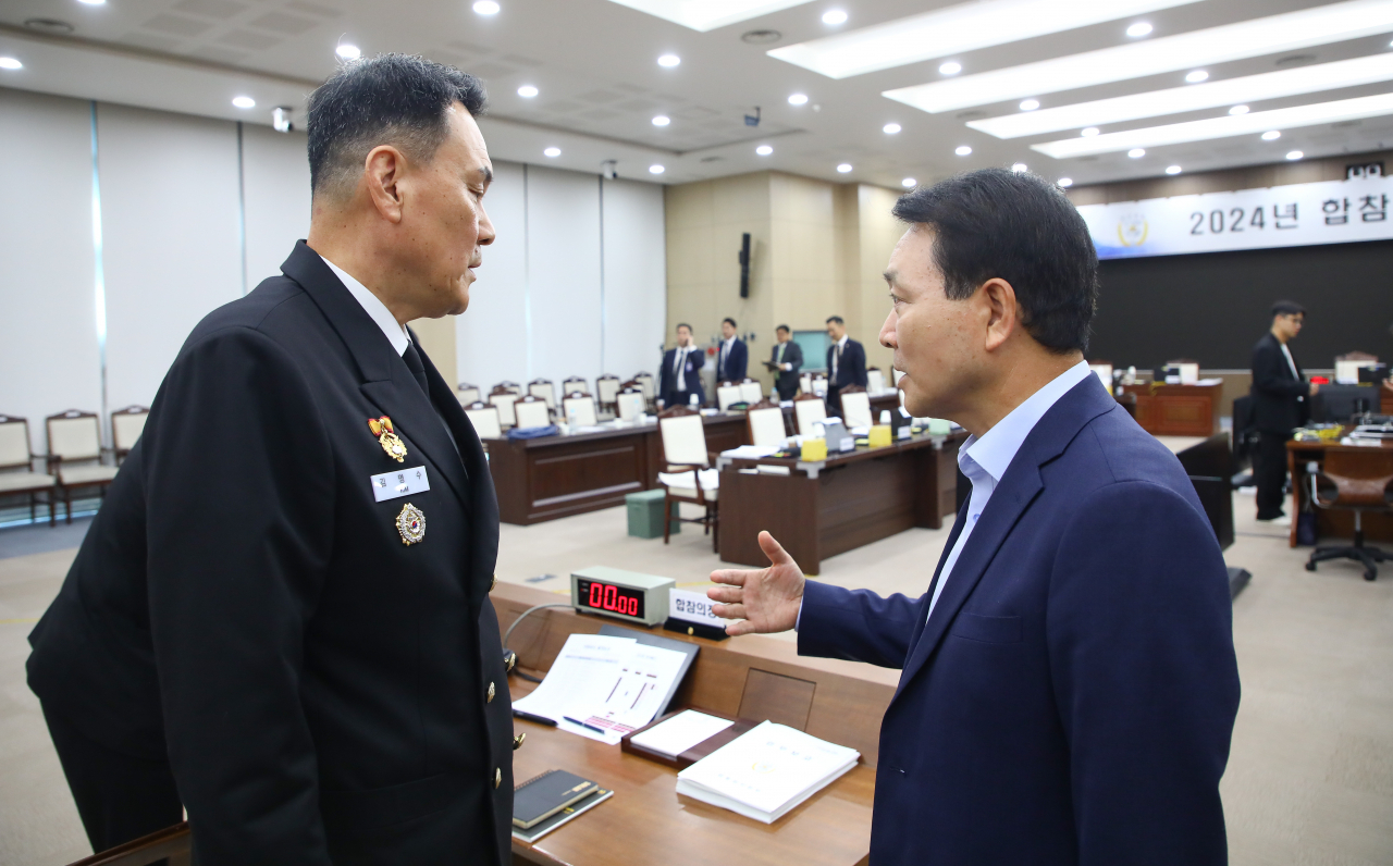 김명수 합참의장이 최근 안보상황을 고려해 미국 방문 계획을 취소한 것으로 전해졌다. 사진은 지난 10일 열린 국회 국방위원회 국정감사에서 성일종 위원장과 김명수 합참의장(왼쪽)이 대화하고 있다. [연합]