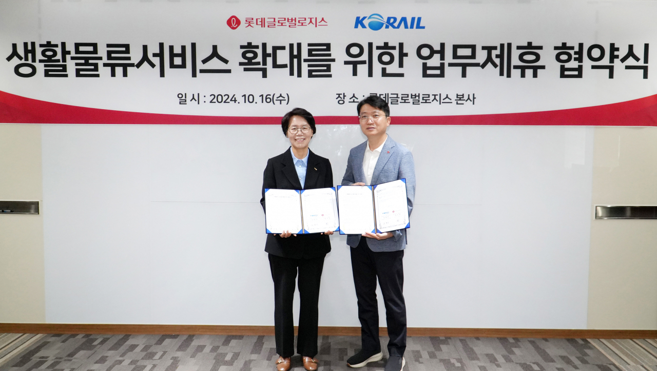 정진영(오른쪽) 롯데글로벌로지스 라스트마일본부장과 김양숙 한국철도공사 물류사업본부장이 기념촬영을 하고 있다. [롯데글로벌로지스 제공]