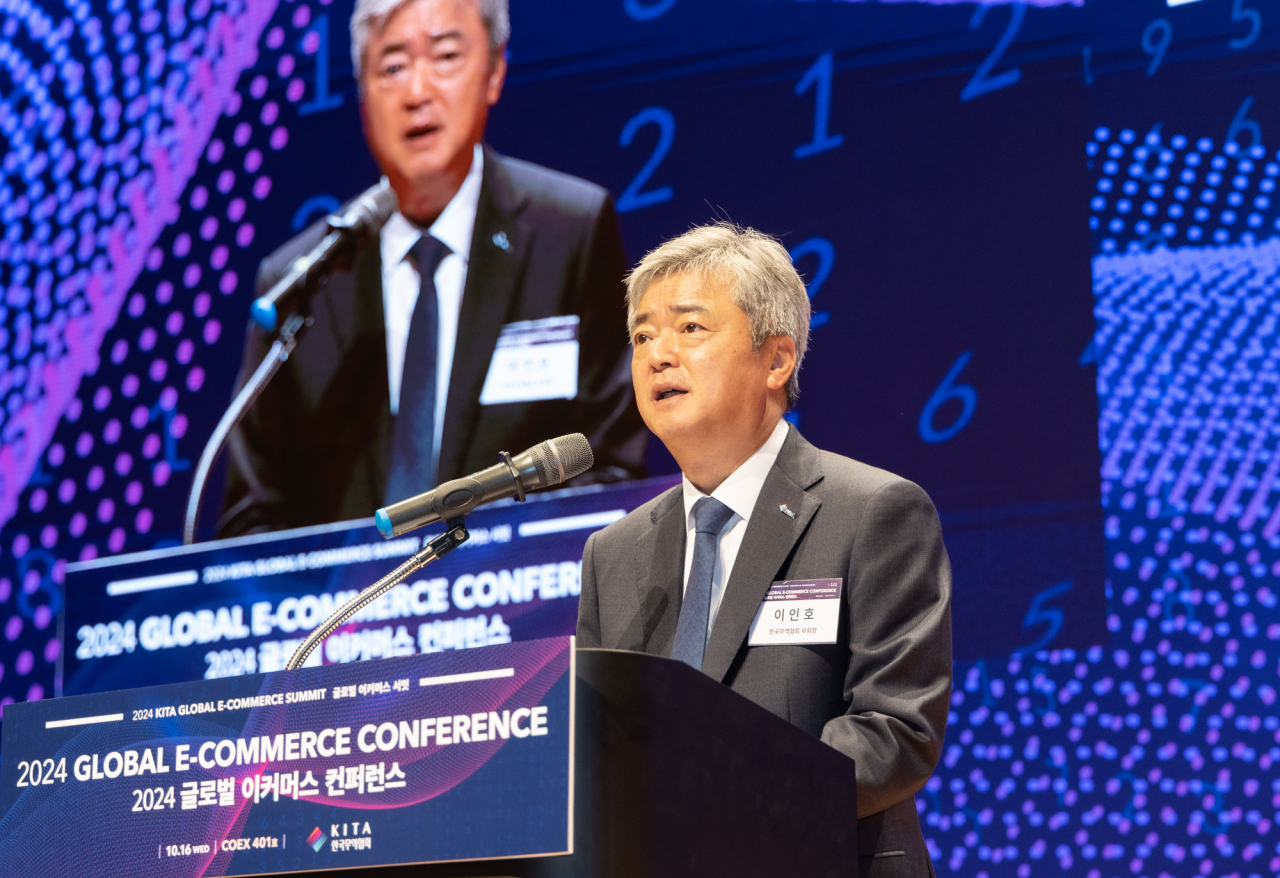 이인호 한국무역협회 부회장이 16일 삼성동 코엑스에서 열린 ‘2024 KITA 글로벌 이커머스 서밋’에서 개회사를 하고 있다. [한국무역협회 제공]
