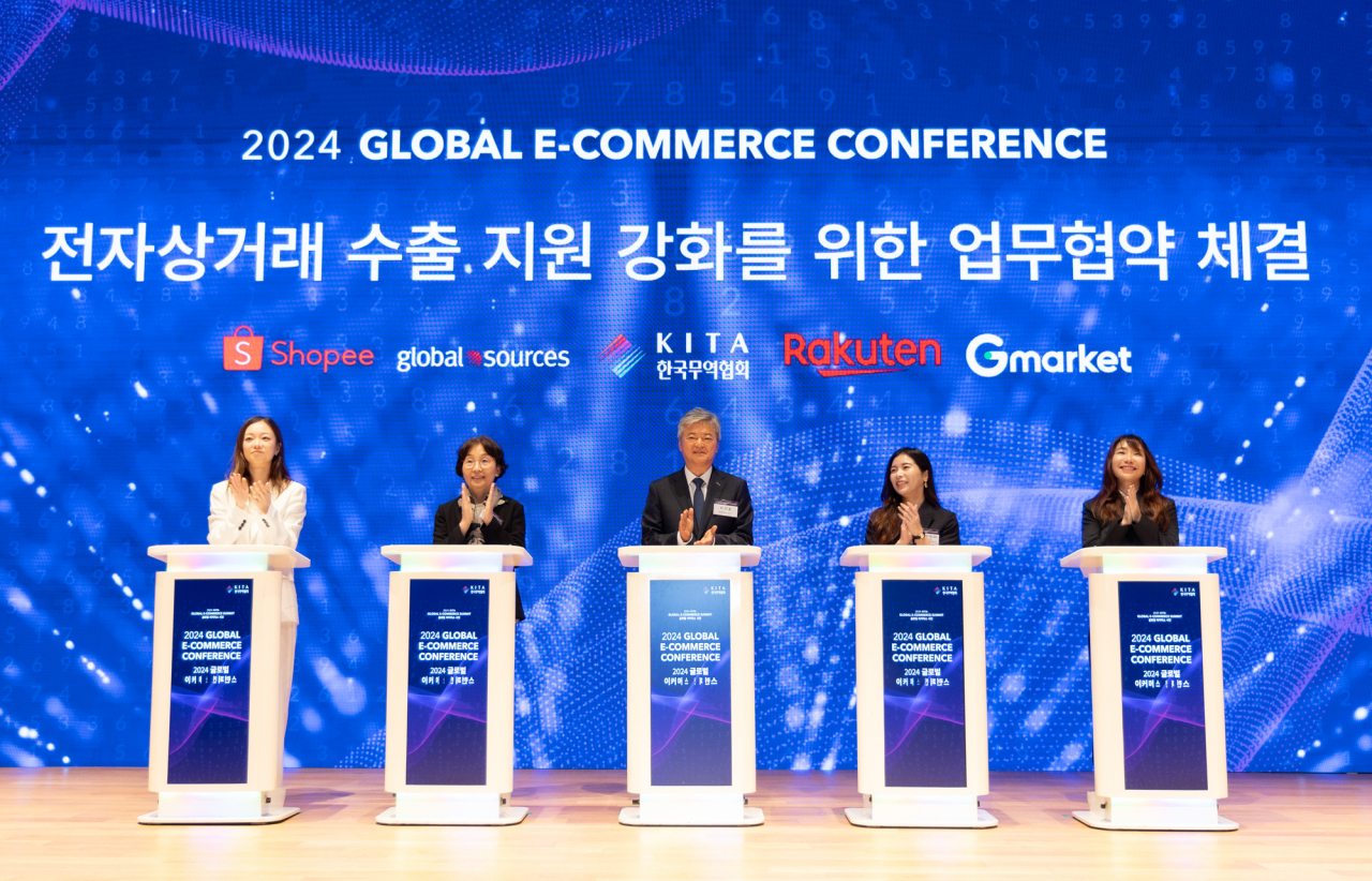 이인호(왼쪽 세 번째) 한국무역협회 부회장이 ‘2024 KITA 글로벌 이커머스 서밋’ 참석자들과 기념 촬영을 하고 있다. [한국무역협회 제공]