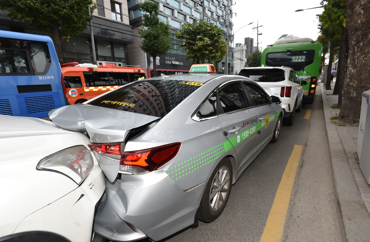 서울 동대문구 한국외대 앞에서 4중 추돌사고가 발생한 모습 [동대문소방서 제공]