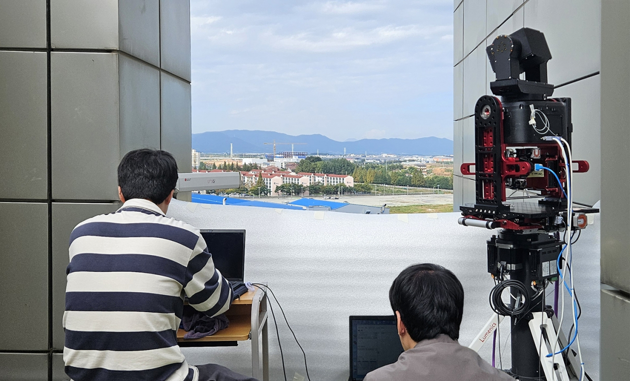 한화시스템이 광주과학기술원 고등광기술연구소에서 ISL 중거리 통신 시연을 수행하고 있다. [한화시스템 제공]