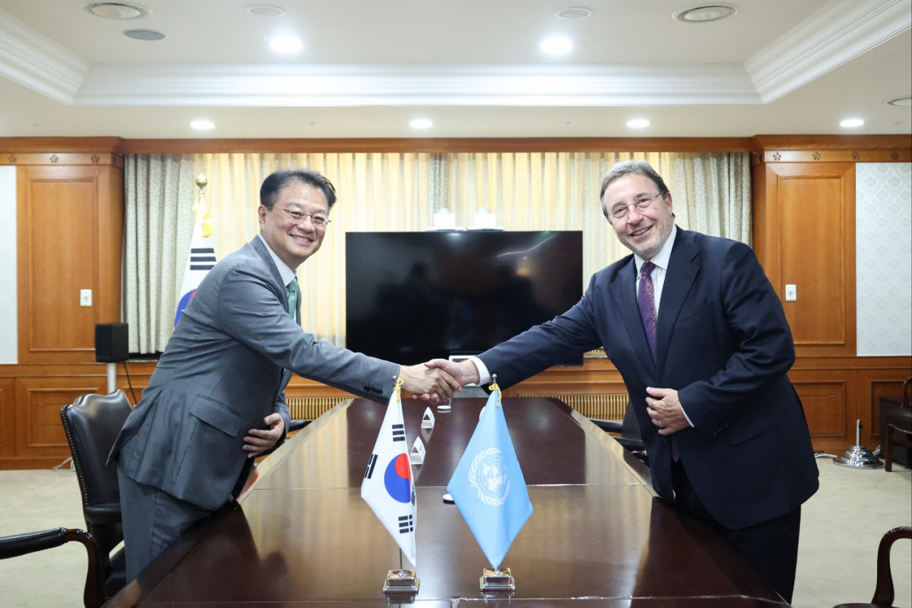 방기선(왼쪽) 국무조정실자이 16일 정부서울청사에서 공식 방한 중인 아킴 슈타이너 유엔개발계획(UNDP) 총재와 면담을 갖고 기념촬영을 하고 있다.[국무조정실장 제공]
