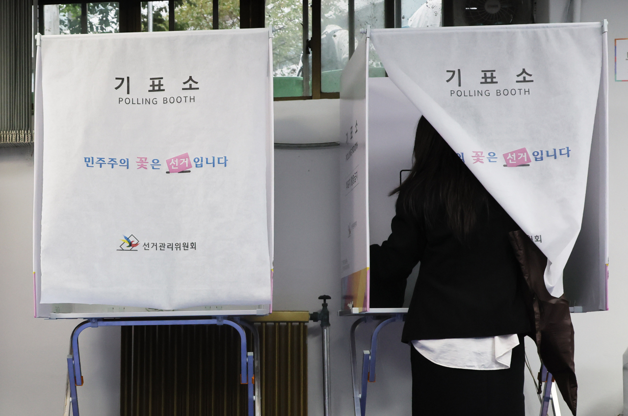 서울시교육감 보궐선거 본투표일인 16일 오전 서울 동작구 사당2동 제7투표소에서 한 시민이 투표하고 있다.[연합]
